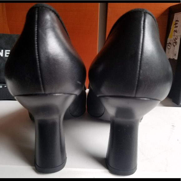 Classic CHANEL Black heels with bow - Picture 3 of 8